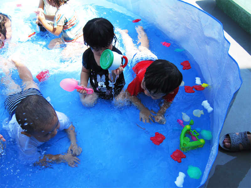 園舎の南と北に、水遊びや砂遊び、赤ちゃんのひなたぼっこなどができる小さな遊びのスペースがあります