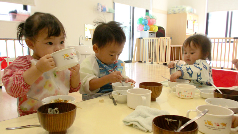 シープの給食、食事風景