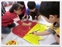 制作活動（３～５歳児）道具を使って表現したり、お友だちとの共同作業の楽しさも味わいます