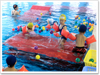 3歳から5歳児は選択科目として週1回のスイミングスクールに通えます。