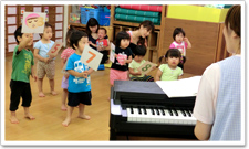 ０歳から参加できる楽しいうた・リズムあそびのプログラムがあります。