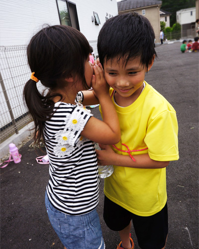 シープで遊んでる風景。内緒話。